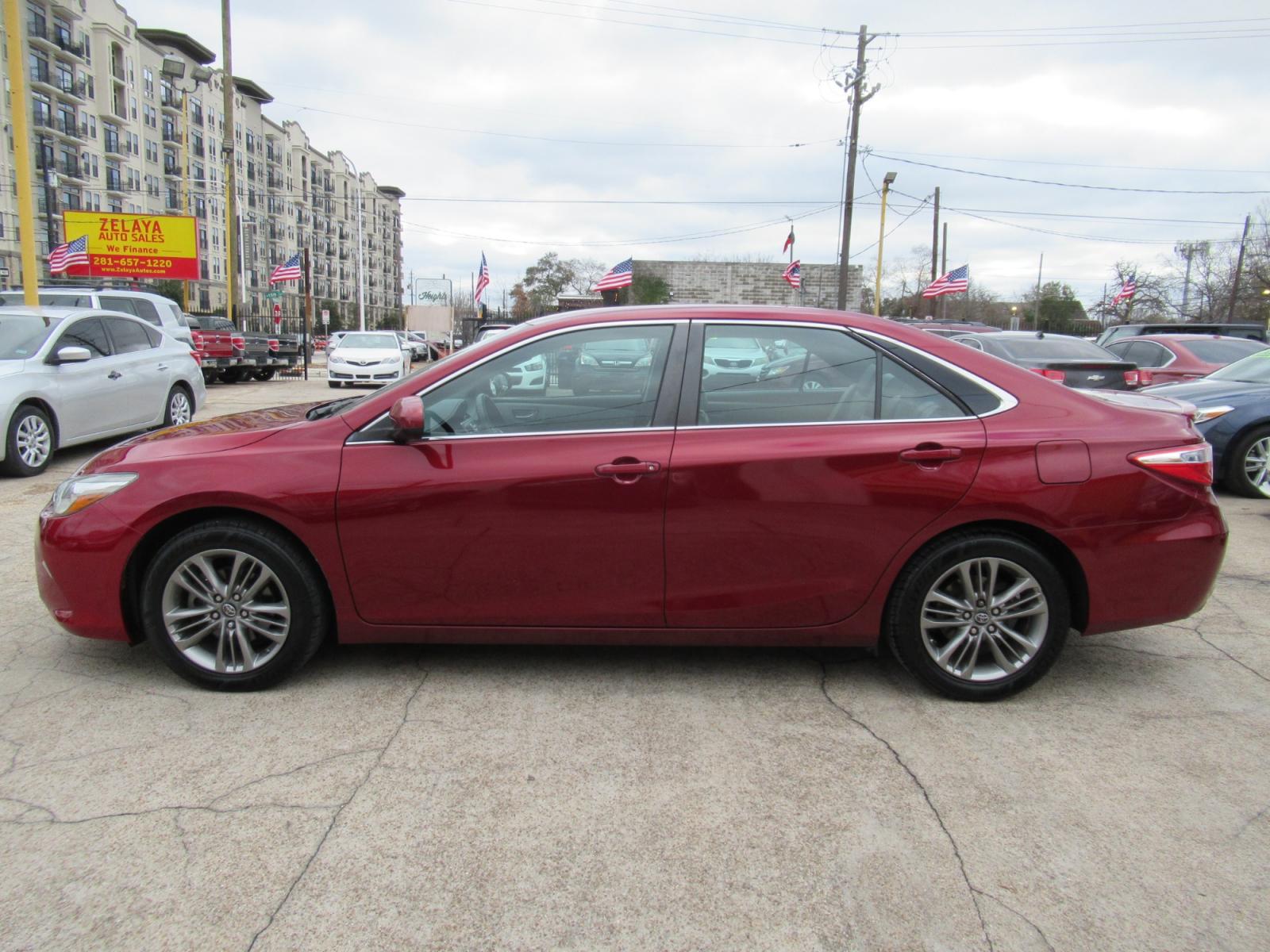 2016 Red /Gray Toyota Camry SE (4T1BF1FK0GU) with an 2.5L L4 DOHC 16V engine, Automatic transmission, located at 1511 North Shepherd Dr., Houston, TX, 77008, (281) 657-1221, 29.798361, -95.412560 - 2016 TOYOTA CAMRY SE VIN: 4T1BF1FK0GU603177 4 T 1 B F 1 F K 0 G U 6 0 3 1 7 7 SEDAN 4 DR 2.5L I4 F DOHC 16V GASOLINE FRONT WHEEL DRIVE - Photo #25